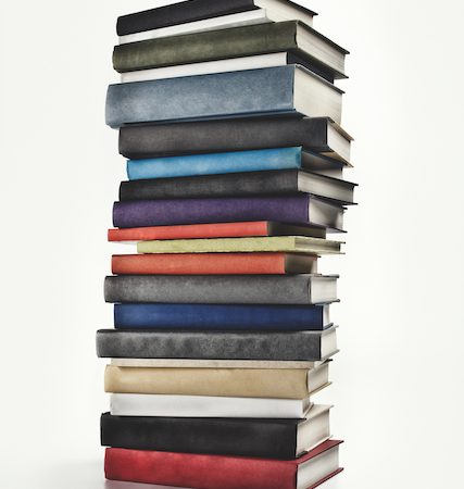 ¿Necesitas una mesa auxiliar? ¡hazla con libros!