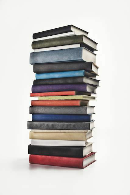 ¿Necesitas una mesa auxiliar? ¡hazla con libros!