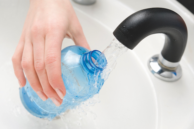 ¿Por qué no conviene rellenar las botellas de agua mineral?