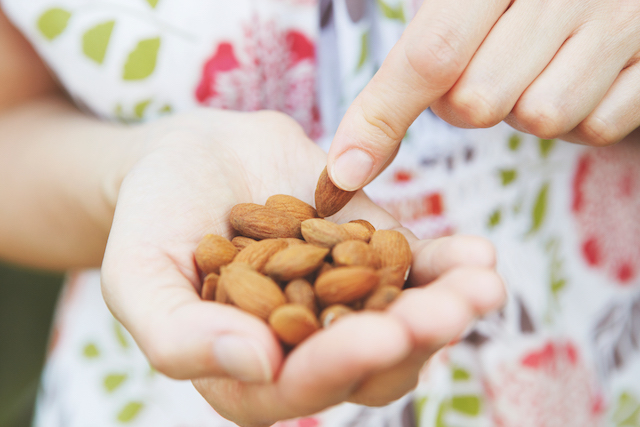 ¿Comer almendras puede aliviar el dolor de cabeza?