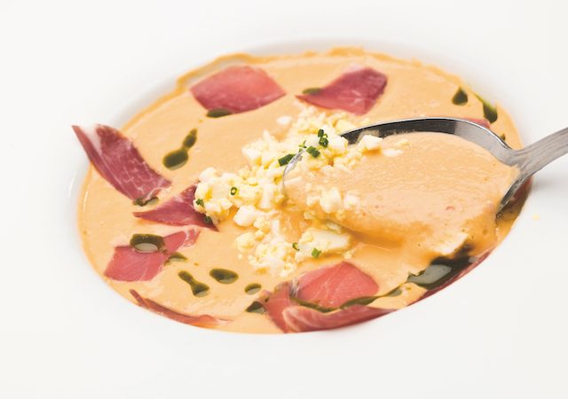Salmorejo con toda su guarnición
