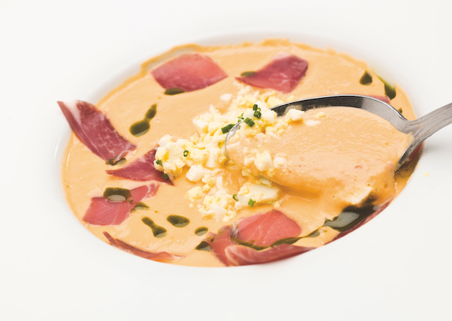 Salmorejo con toda su guarnición