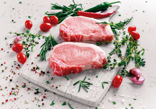 Deja reposar la carne sobre una tabla caliente antes de servirla