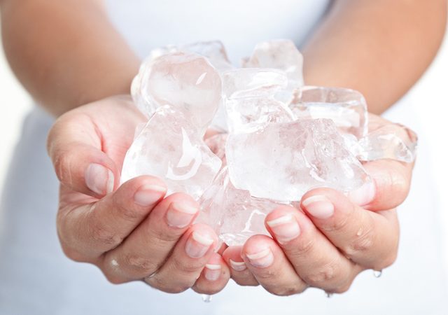 ¿Necesitas hacer cubitos de hielo rápidamente? ¡Prueba con agua caliente!