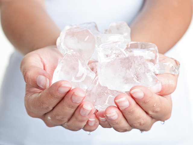 ¿Necesitas hacer cubitos de hielo rápidamente? ¡Prueba con agua caliente!