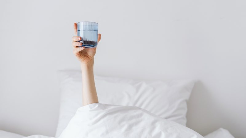 Bebe un vaso de agua al levantarte