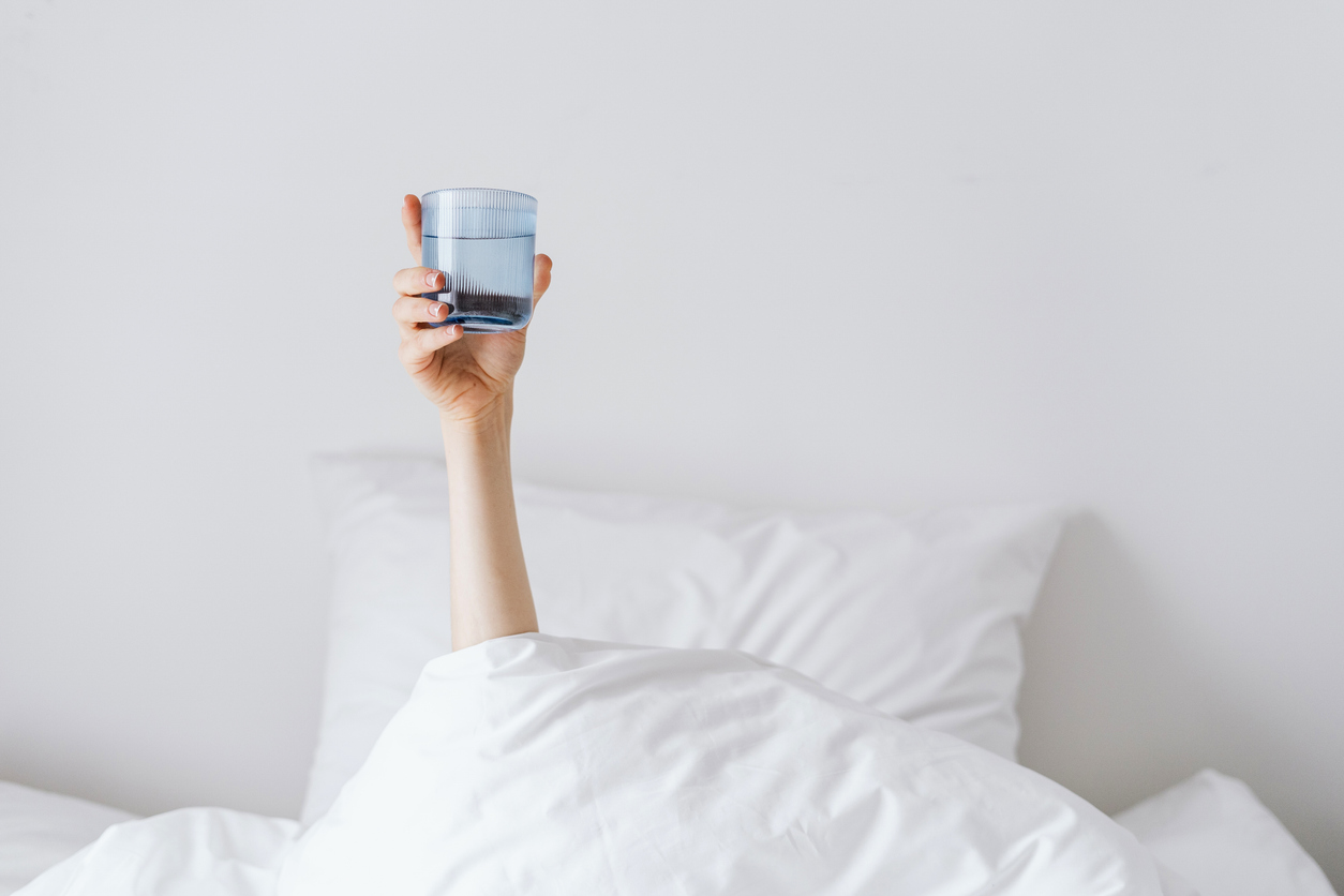 Bebe un vaso de agua al levantarte